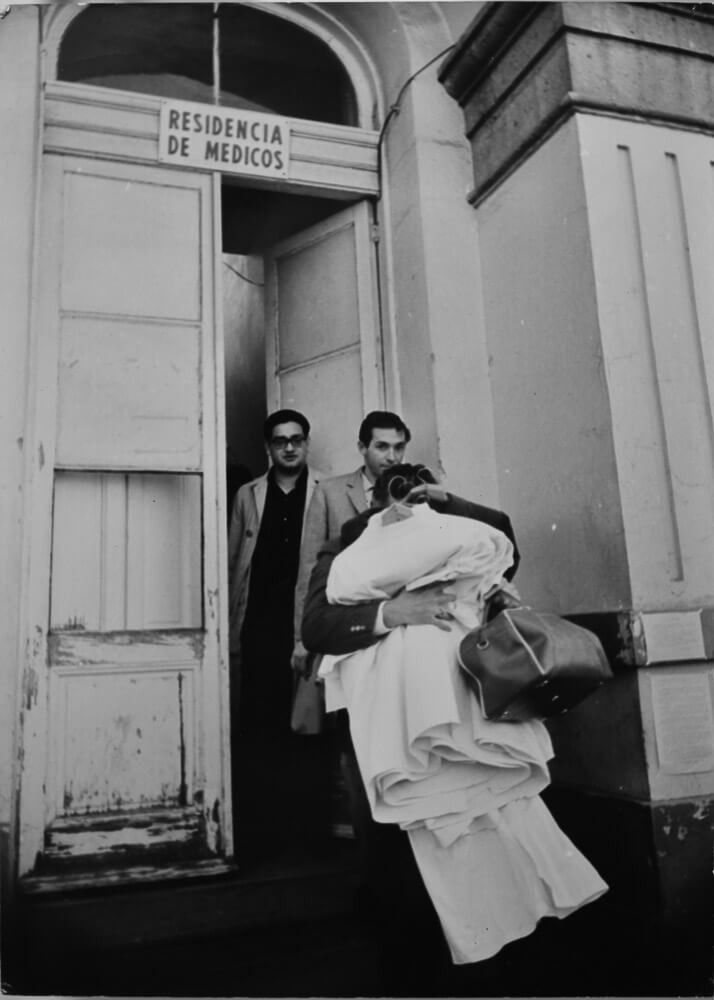 Hombre manifestante reprimido por la policía